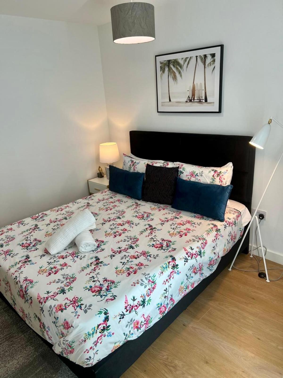 Spacious Urban Gem Apartment With Parking Bracknell Exteriör bild