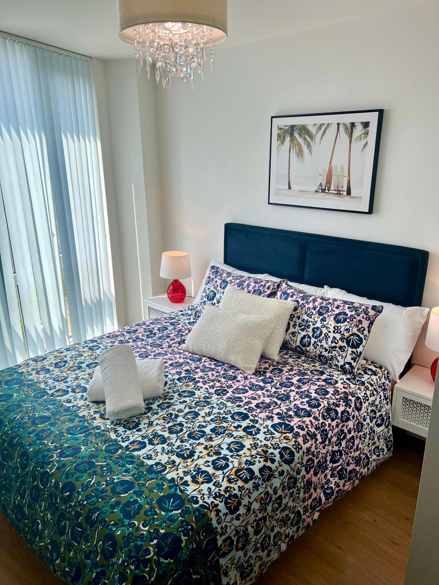 Spacious Urban Gem Apartment With Parking Bracknell Exteriör bild